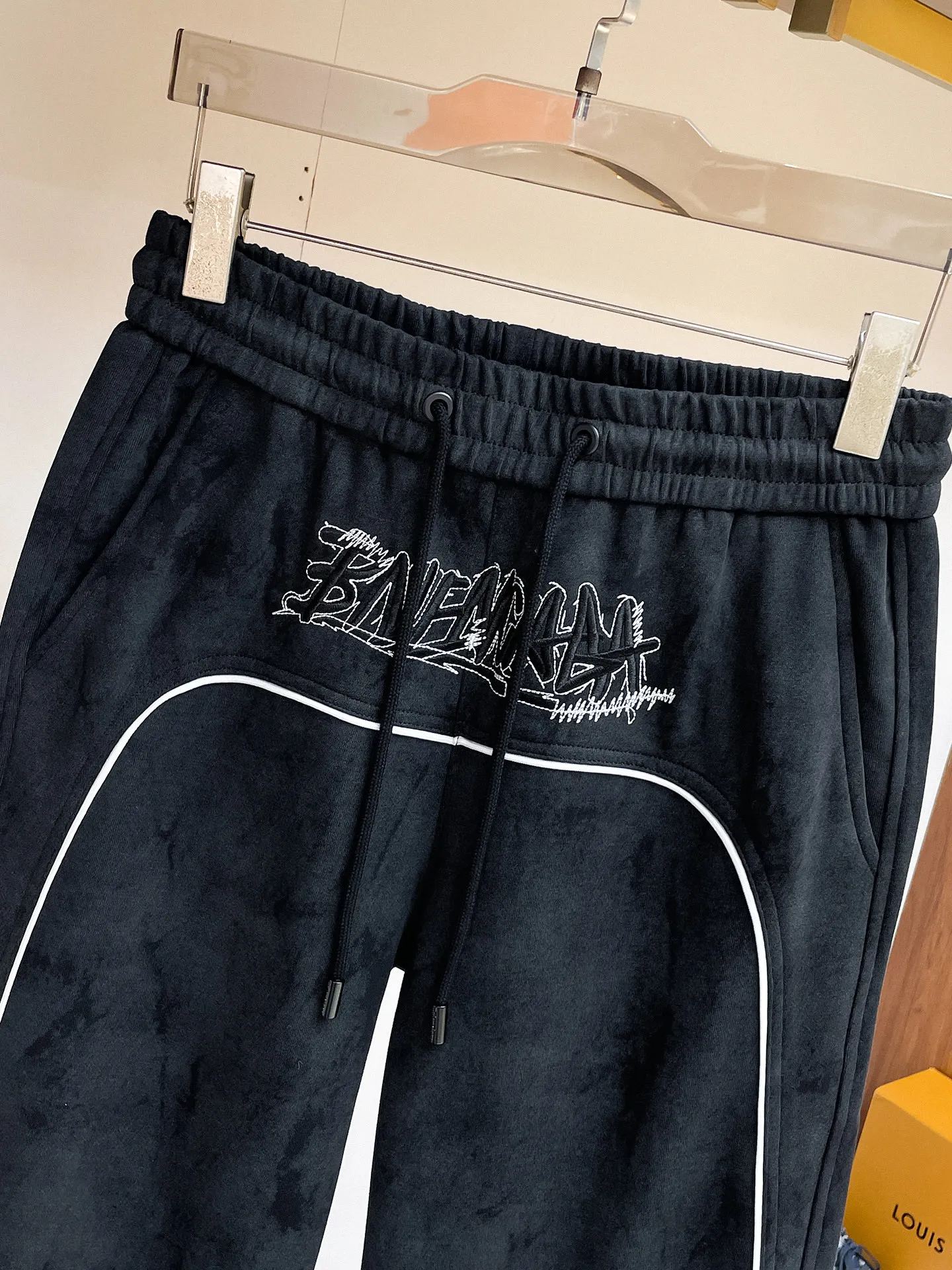 Balenciaga [High Version] 2026 Autumn and Winter latest products, available at counters at the same time, Original product, fashionable casual trousers and casual trousers, using imported original fabrics, top-grade embroidery 🪡 craft letter pattern logo, original hardware accessories decoration, simple yet fashionable, fashionable and handsome upper body, Sizes: M-3XL